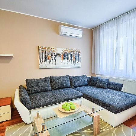 E&E Apartment Arena With Free Private Parking Pula Exterior photo