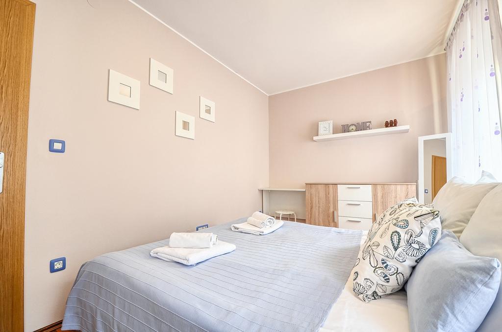 E&E Apartment Arena With Free Private Parking Pula Exterior photo